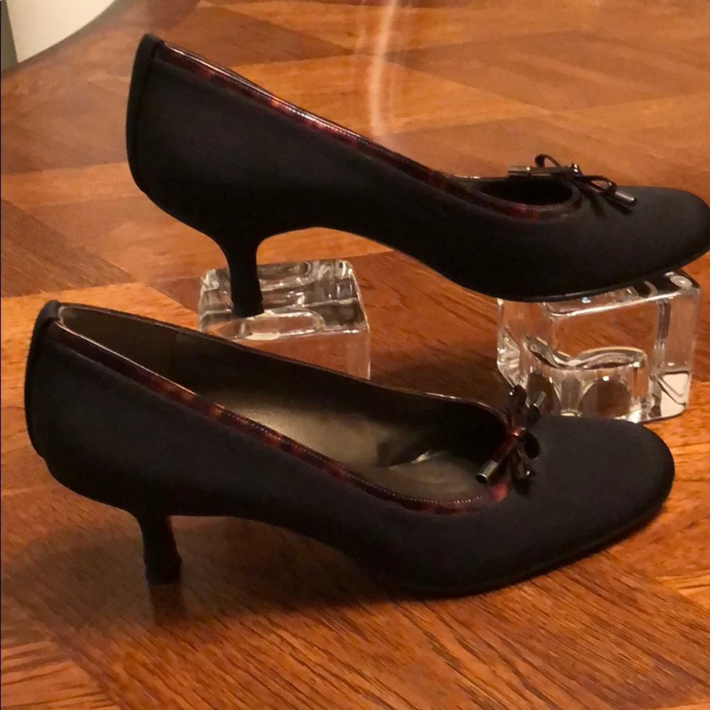 Stuart Weitzman Microfiber Kitten Heel Pumps 7.5 - Picture 5 of 10